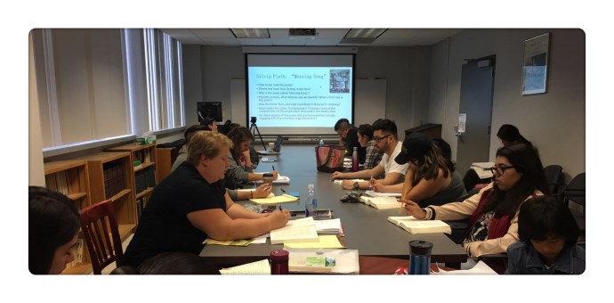 加州州立大学洛杉矶分校课堂。课堂讲义同步播放,中国课堂场景同步呈现。