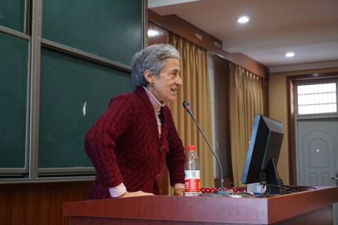 玛利亚教授谈论小说内容