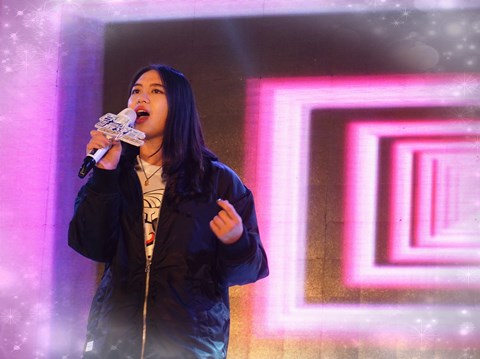 我院学子卢雨深情演唱