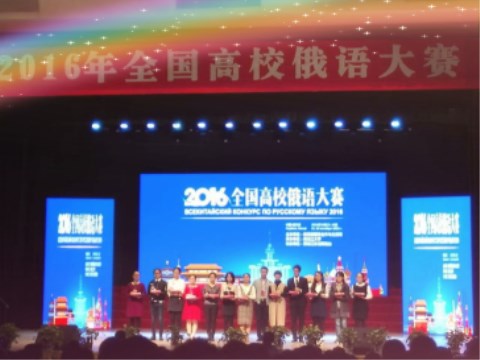 (左五为我院13级获奖学生关琼晓)