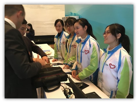 我院学子在为外国宾客注册证件