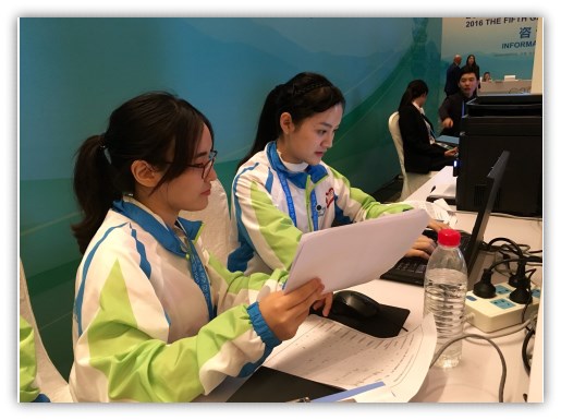 我院学子在认真工作