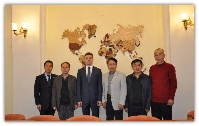 与谢尔盖副校长合影